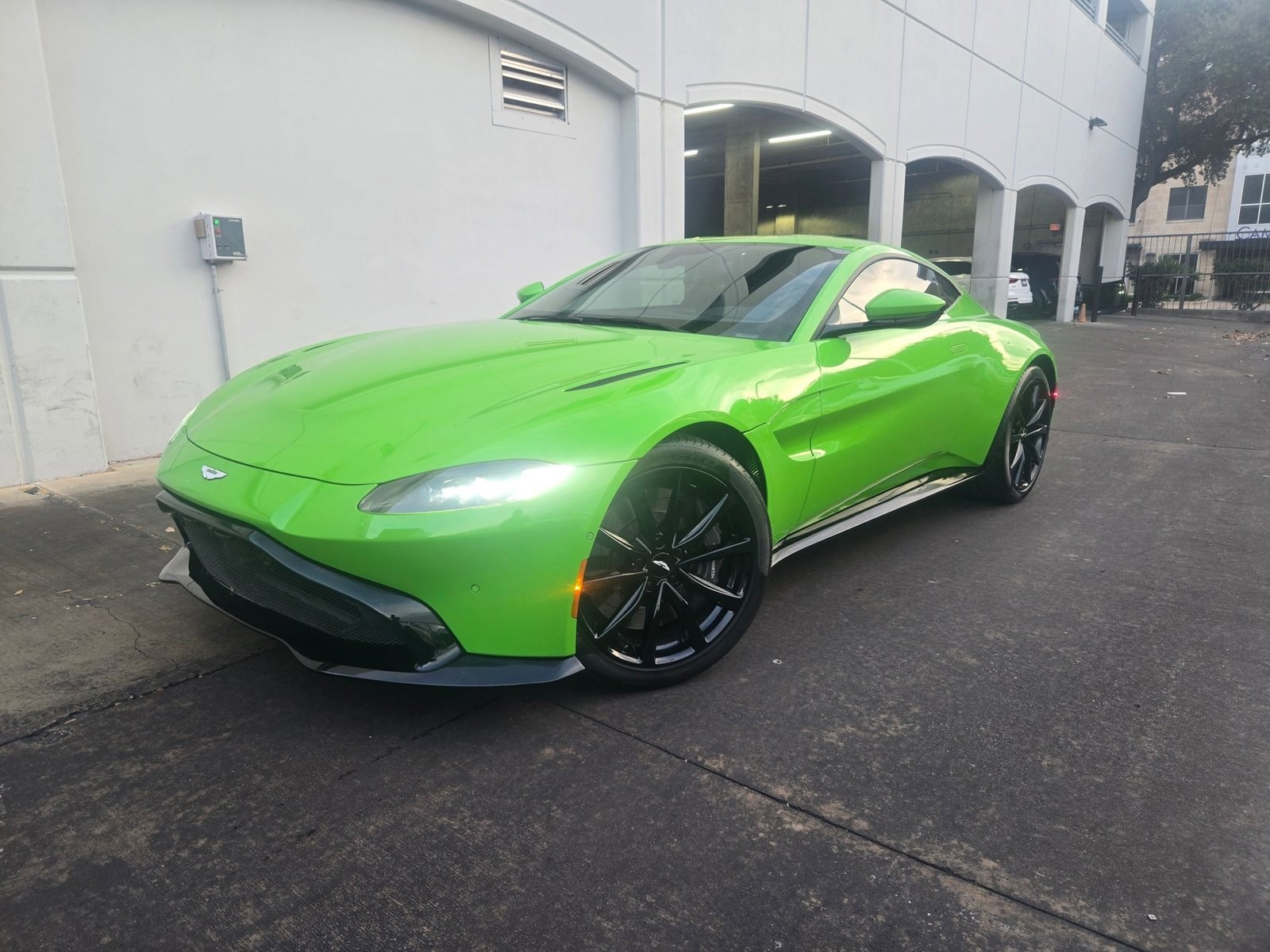 2020 Aston Martin Vantage Base's photo