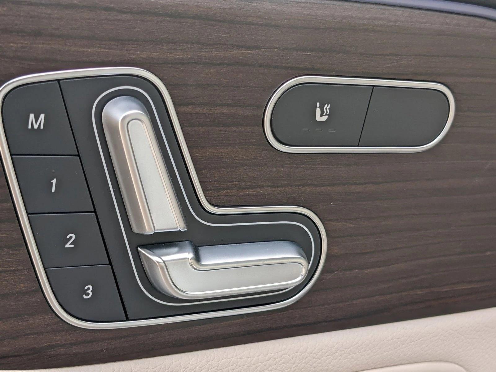 2025 Mercedes Benz GLB 250 photo 3