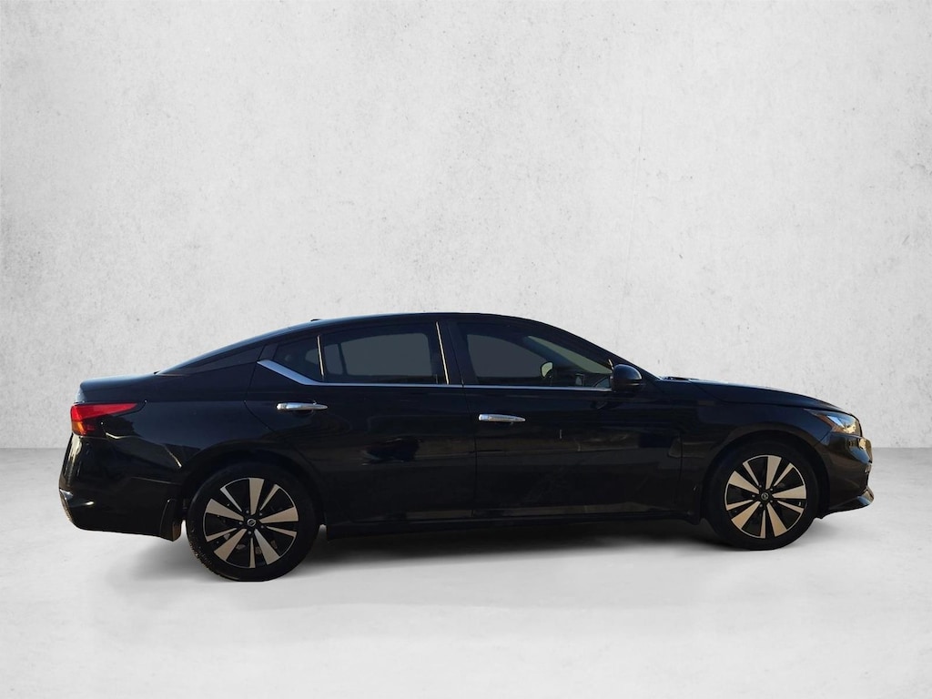Used 2022 Nissan Altima 2.5 SV Sedan