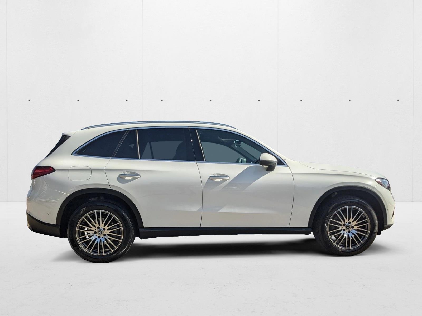 2025 Mercedes Benz GLC 300 photo 4