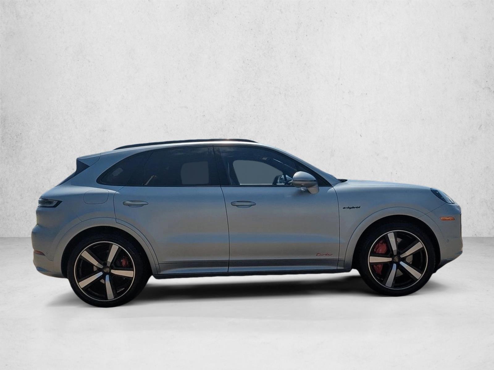 2025 Porsche Cayenne Turbo E-Hybrid photo 4