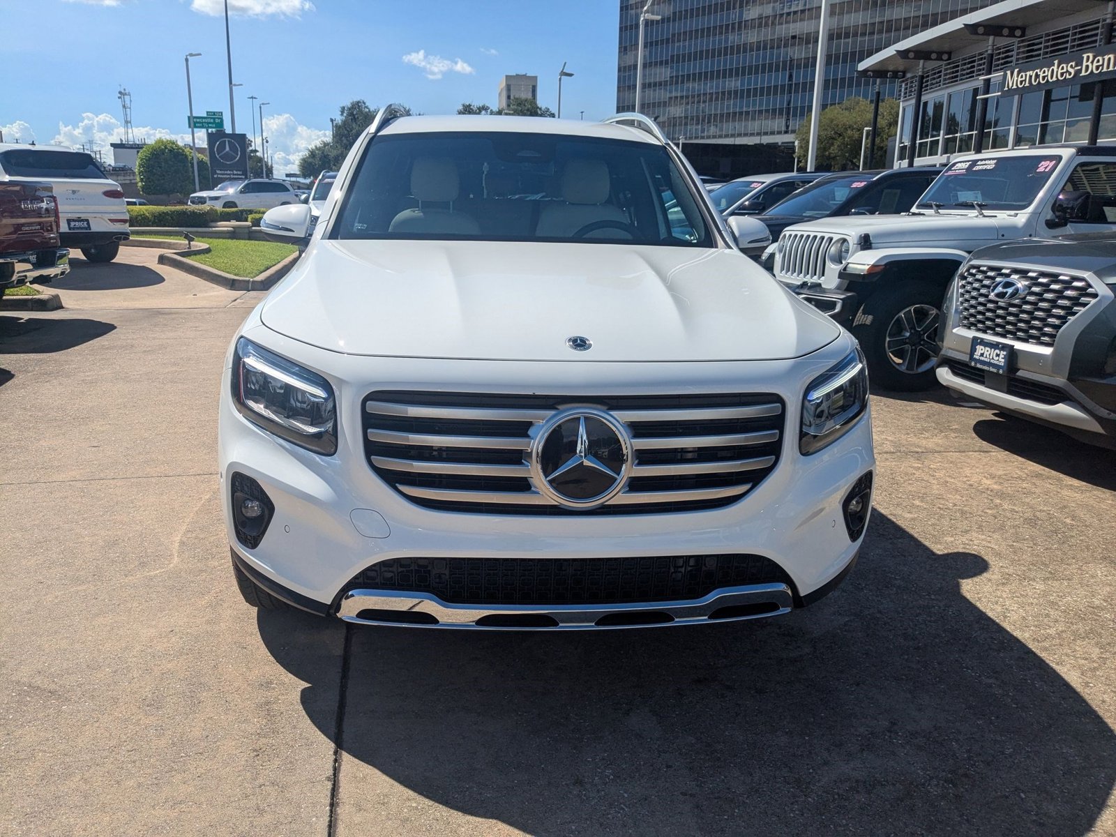 2024 Mercedes Benz GLB 4MATIC photo 2