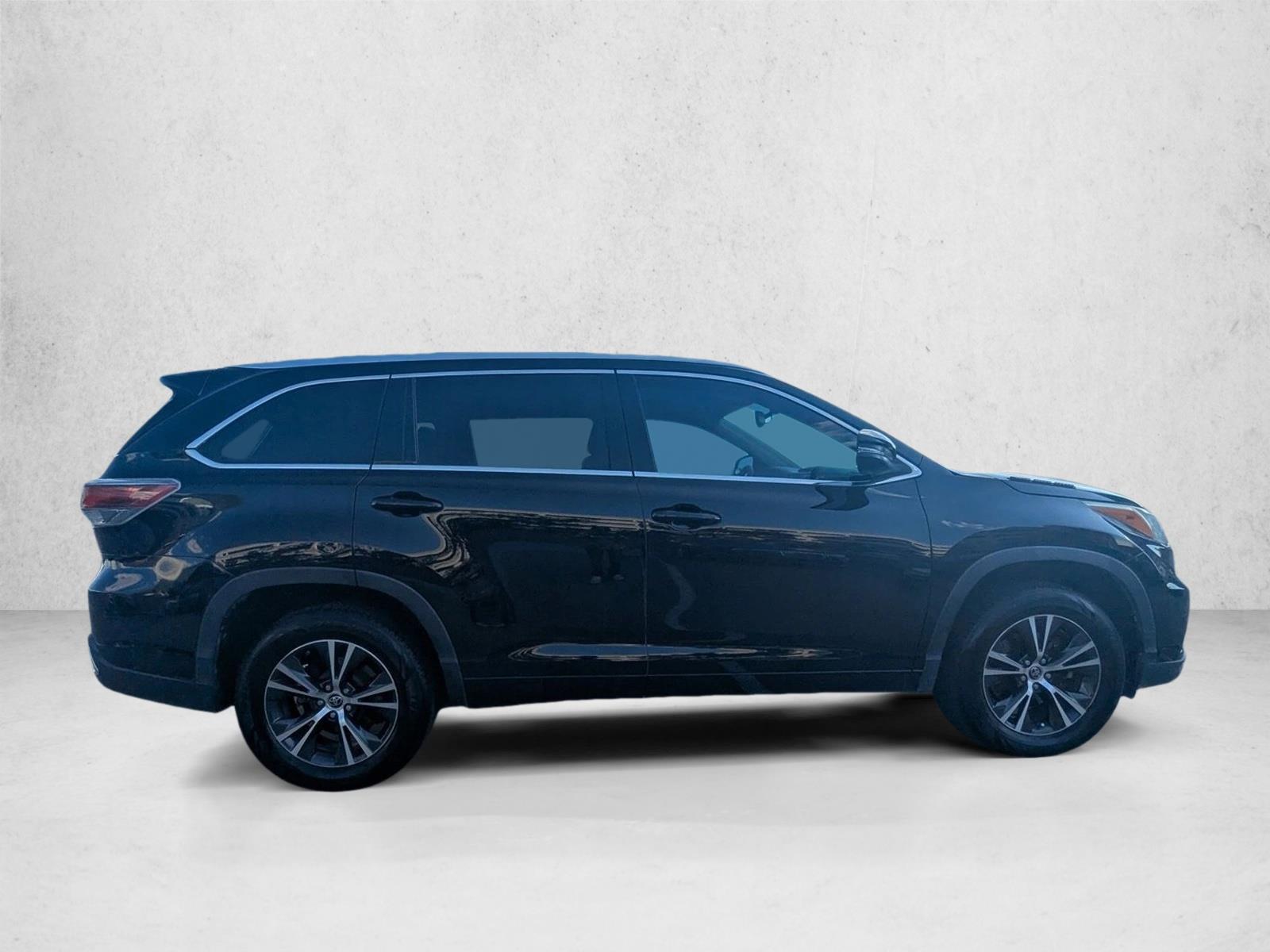 2016 Toyota Highlander XLE photo 3