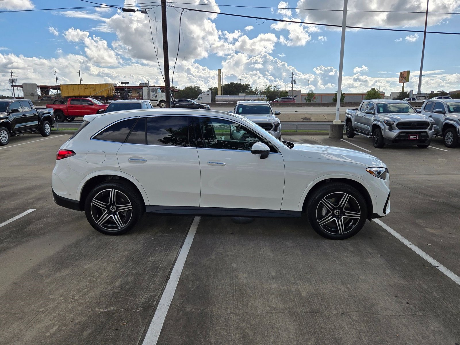 2023 Mercedes Benz GLC 300 photo 4