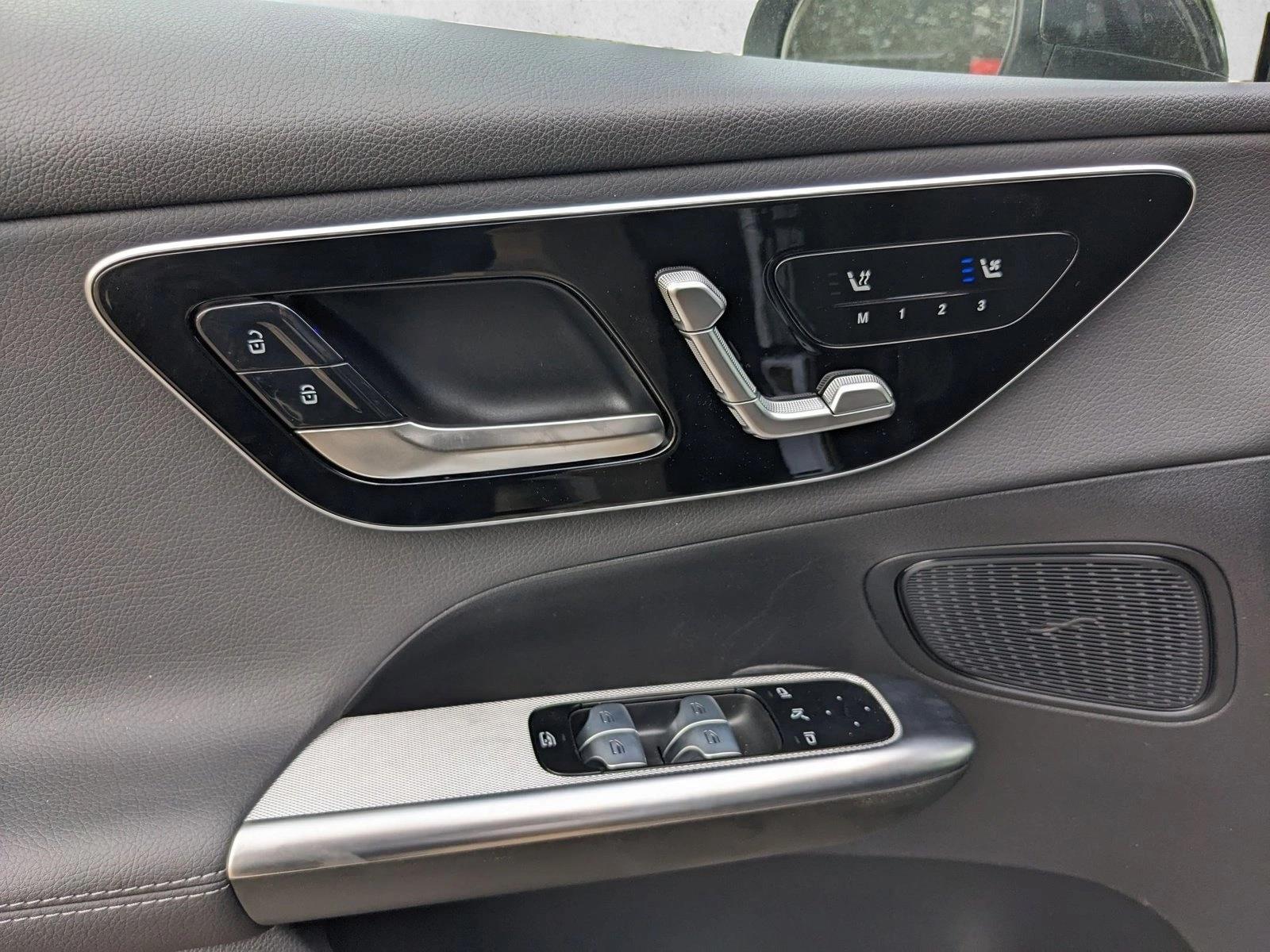 2025 Mercedes Benz GLC 300 photo 4
