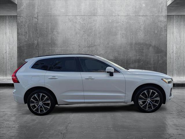 2022 Volvo XC60 B5 Momentum photo 3