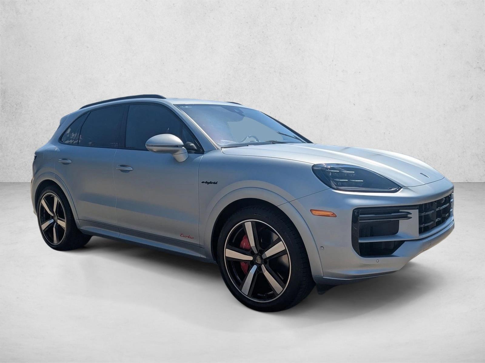 2025 Porsche Cayenne Turbo E-Hybrid photo 3