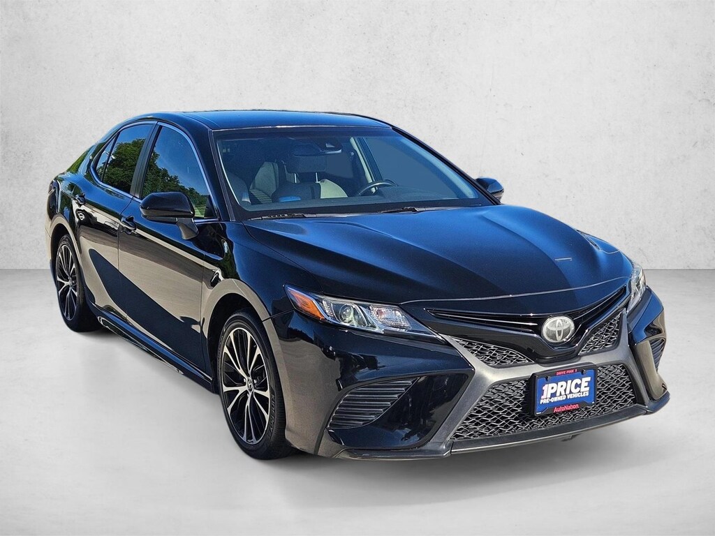 Used 2018 Toyota Camry SE Sedan