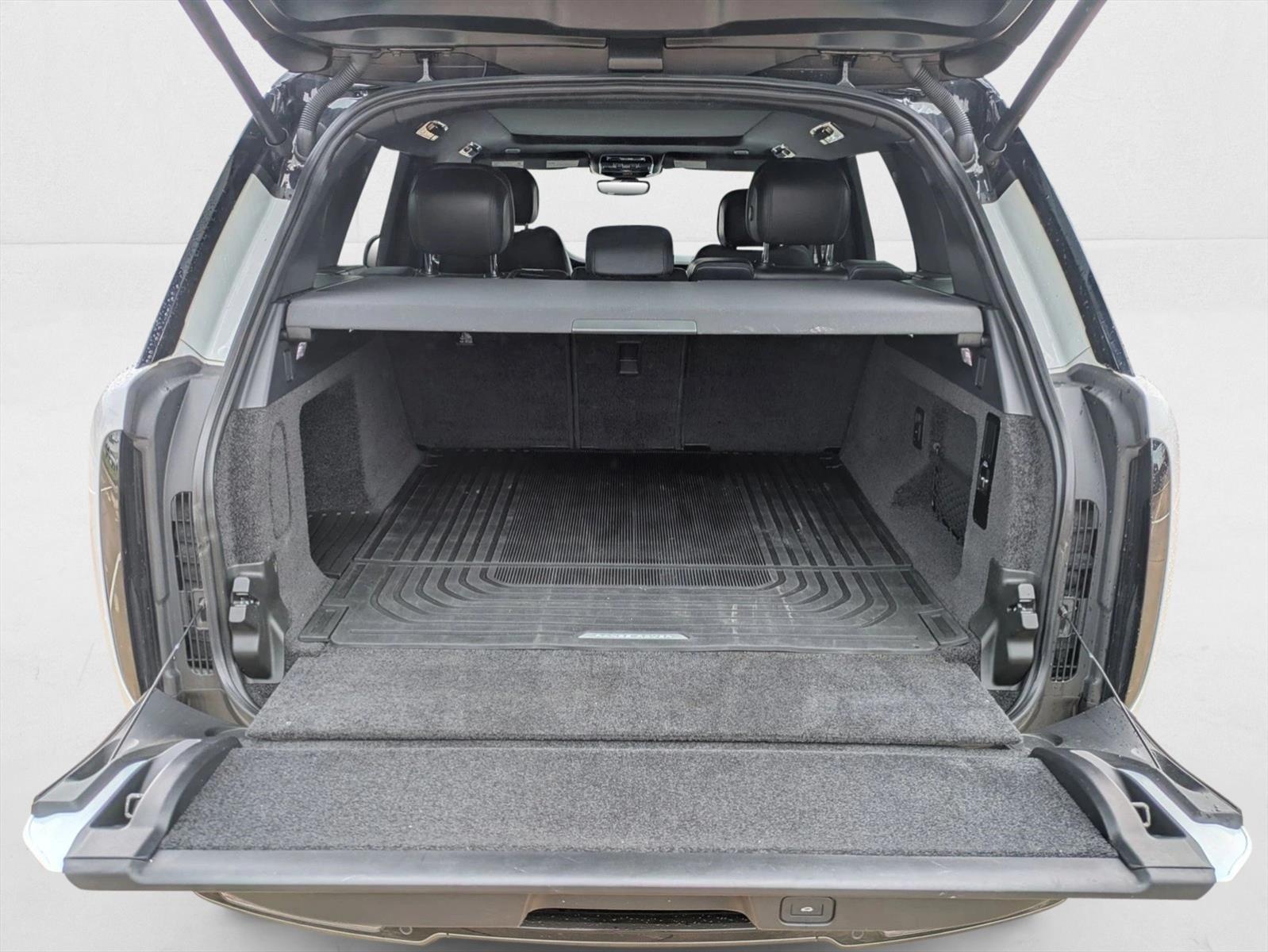 2023 Land Rover Range Rover SE photo 4