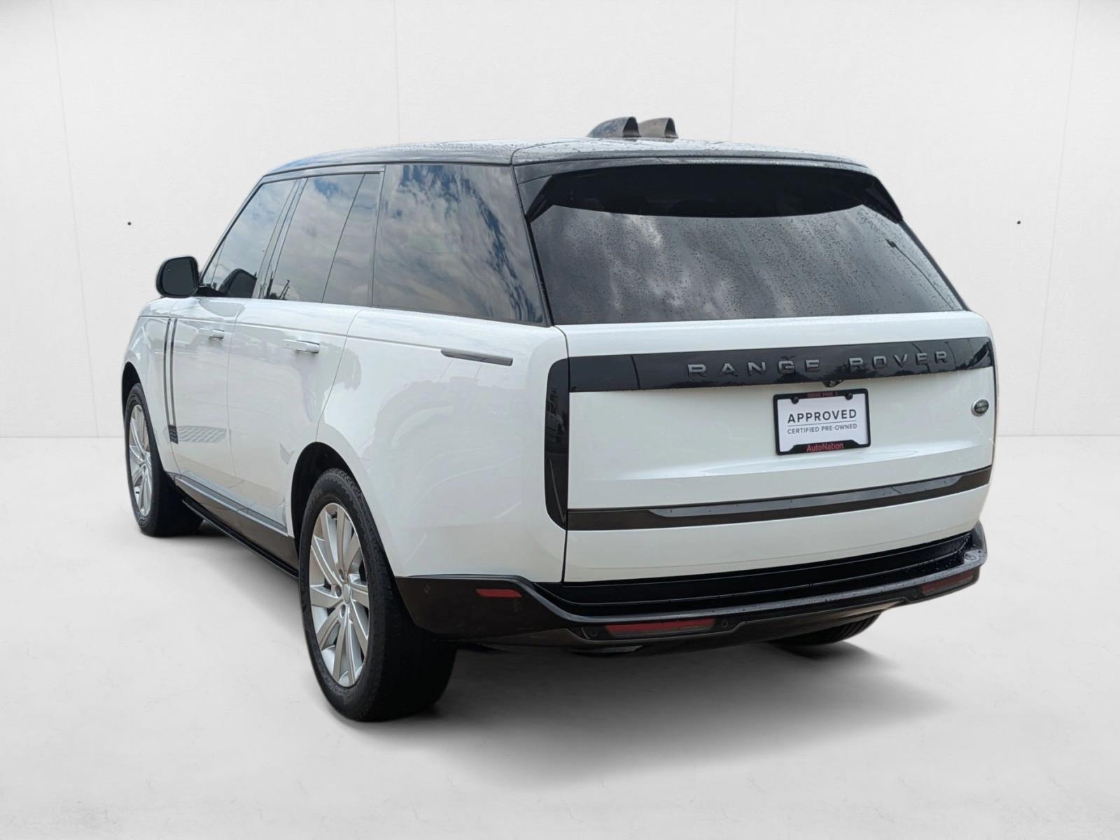 2023 Land Rover Range Rover SE photo 3