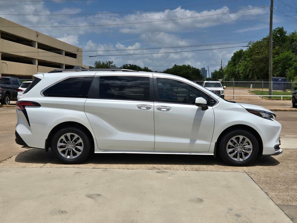 Used 2022 Toyota Sienna XLE 8 Passenger Van Passenger Van