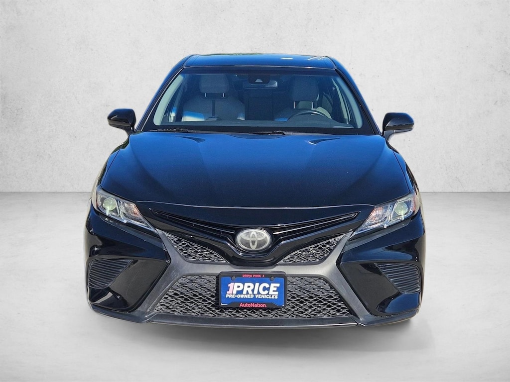 Used 2018 Toyota Camry SE Sedan