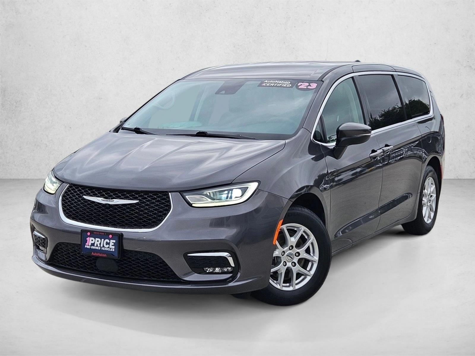 2023 Chrysler Pacifica Touring L's photo