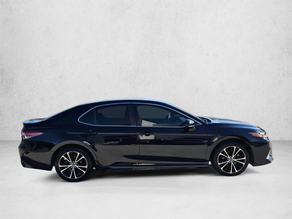 Used 2018 Toyota Camry SE Sedan