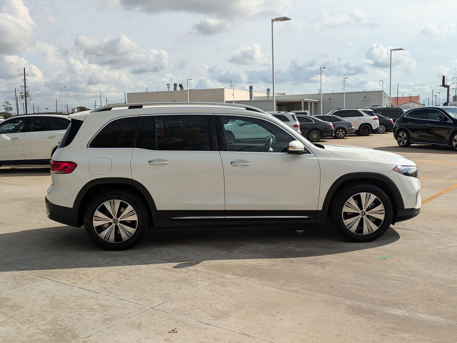 2023 Mercedes Benz EQB 300 4MATIC photo 4