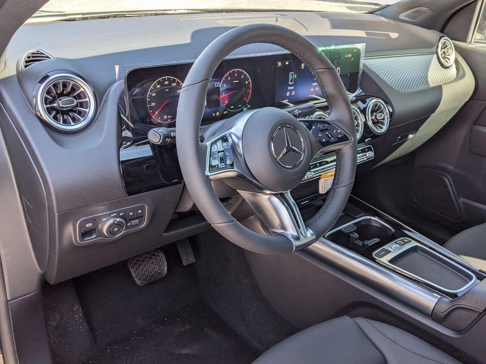 2025 Mercedes Benz GLA 250 4MATIC photo 2