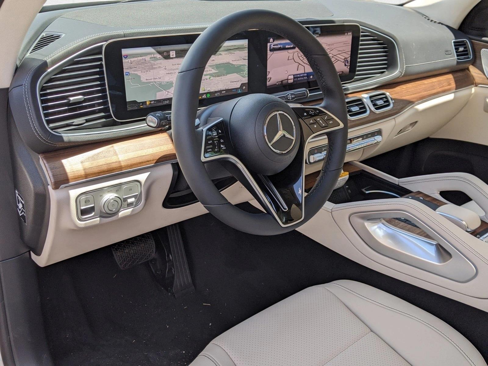2024 Mercedes Benz GLS 450 4MATIC photo 3
