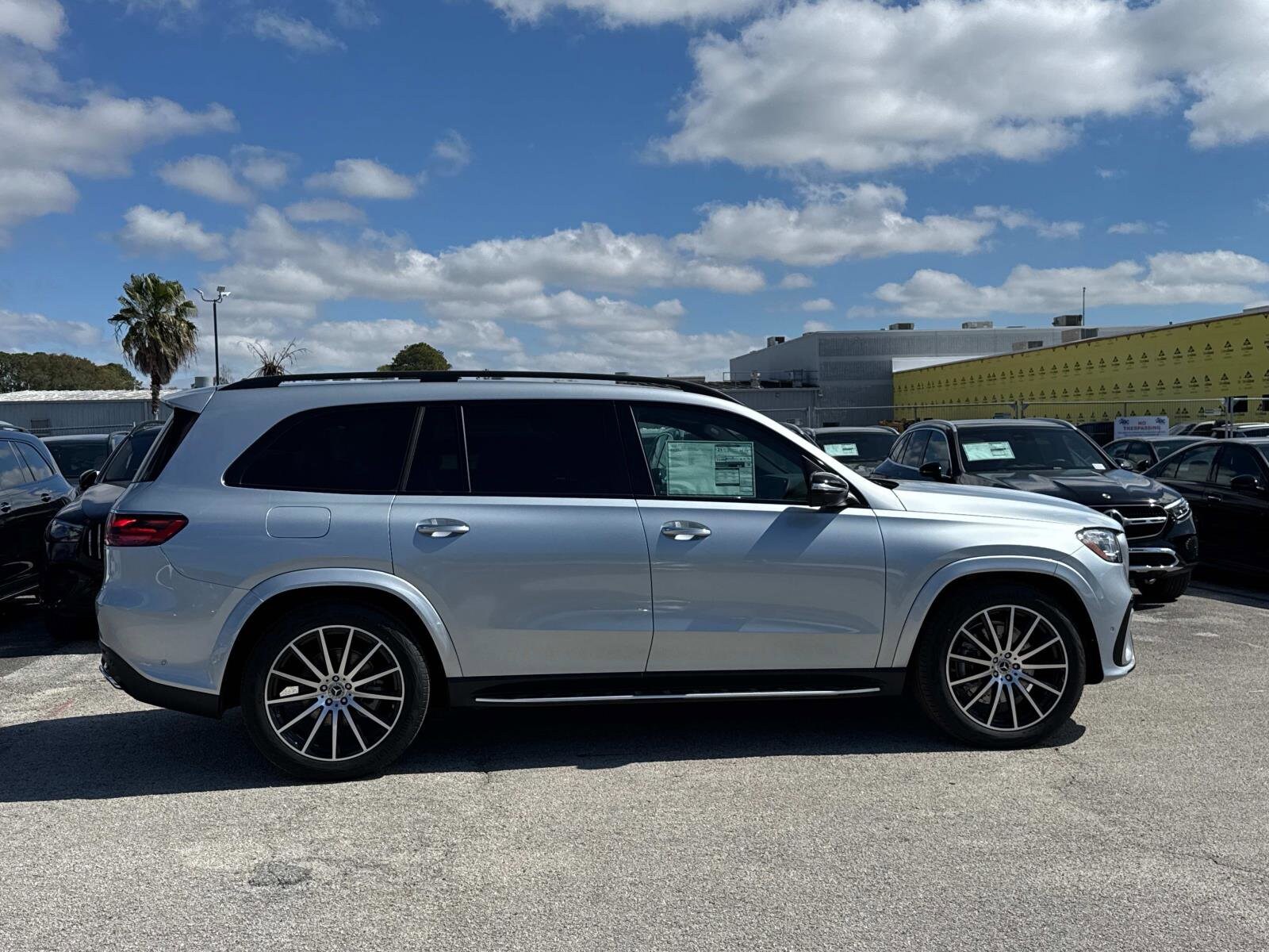 2025 Mercedes Benz GLS 450 4MATIC photo 2