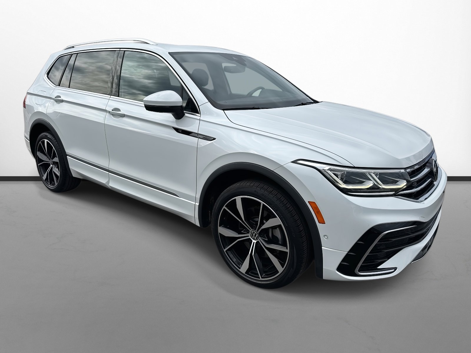 2022 Volkswagen Tiguan SEL R-LINE's photo
