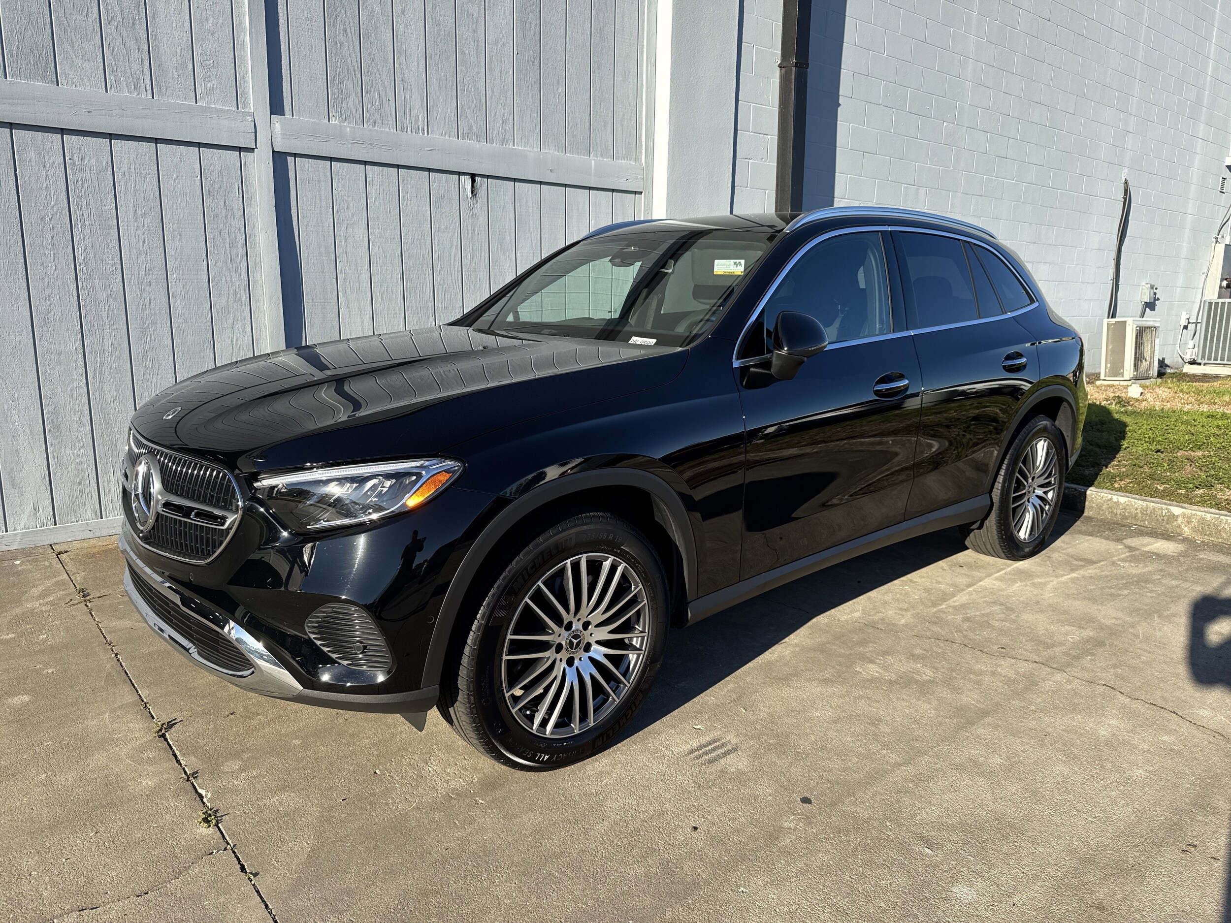 2025 Mercedes Benz GLC 300 photo 2