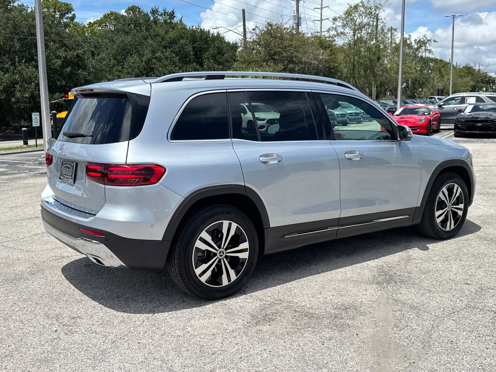 2025 Mercedes Benz GLB 250 photo 3