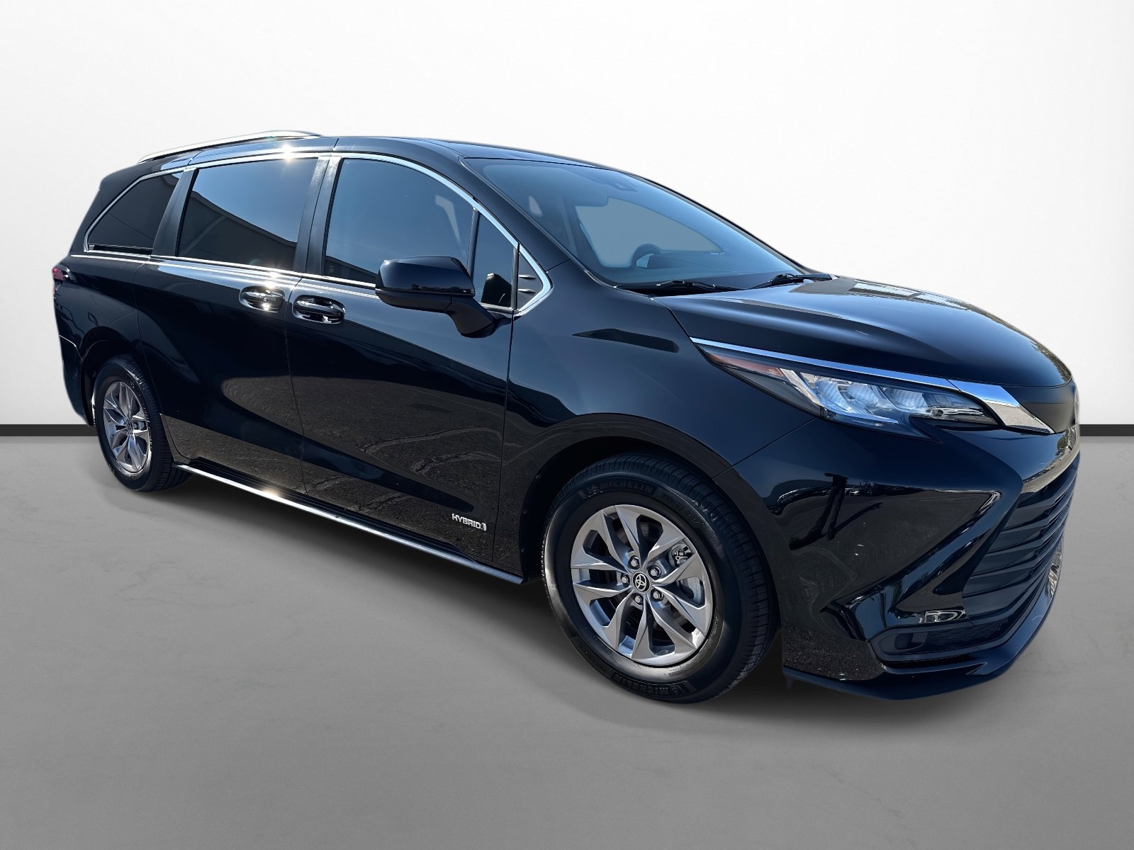 2021 Toyota Sienna LE's photo