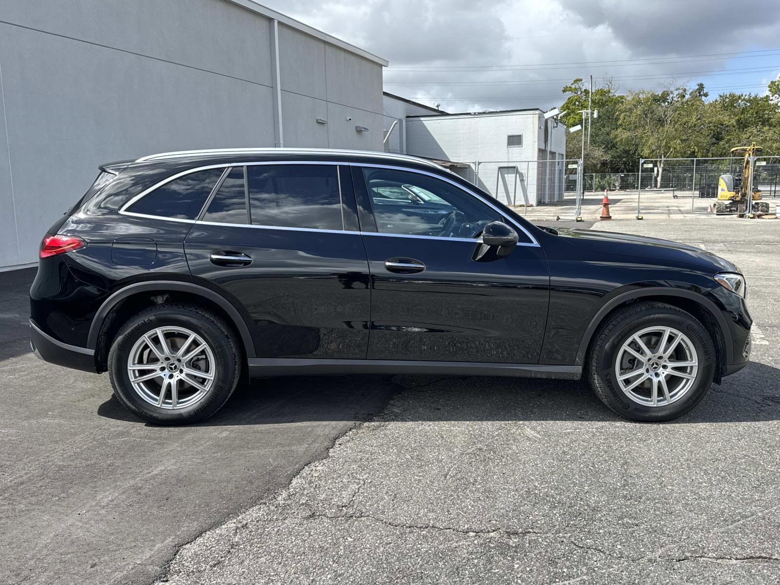 2025 Mercedes Benz GLC 300 photo 2