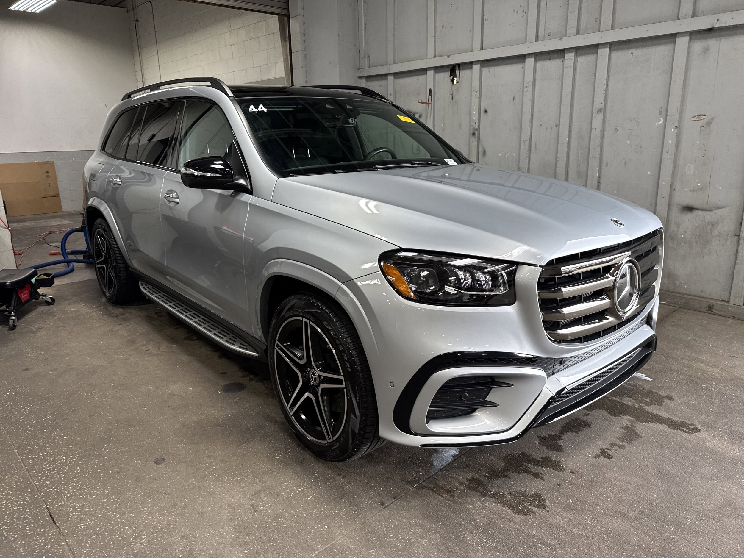 2025 Mercedes Benz GLS 450 4MATIC photo 3