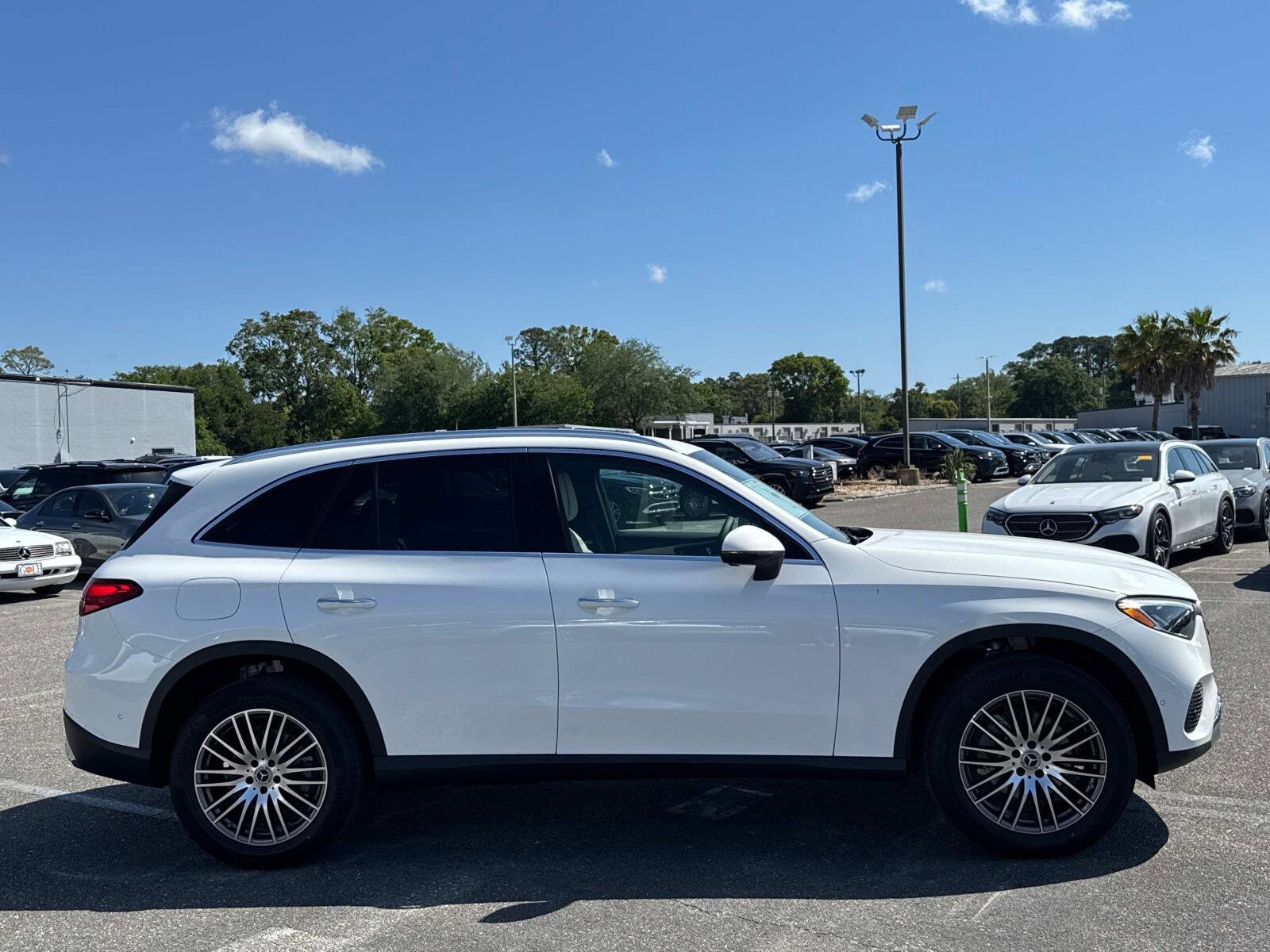 2025 Mercedes Benz GLC 300 photo 2