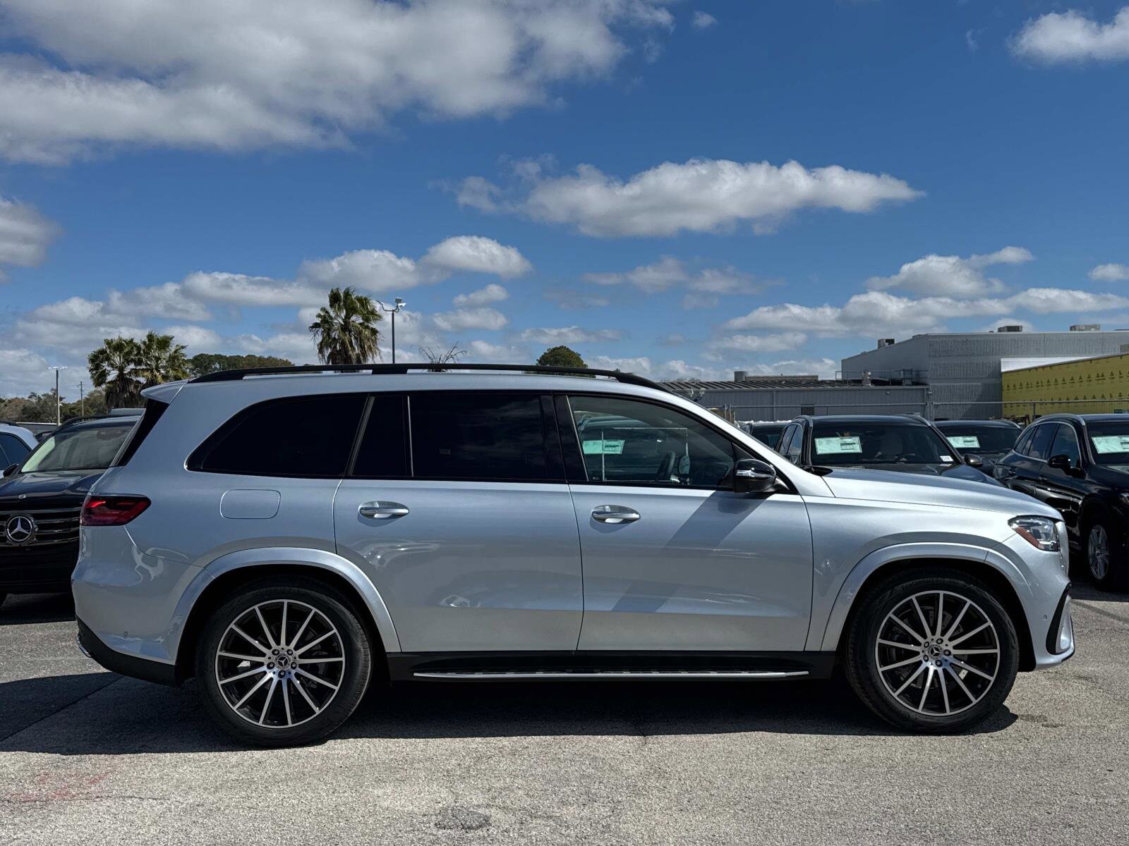 2025 Mercedes Benz GLS 450 4MATIC photo 2