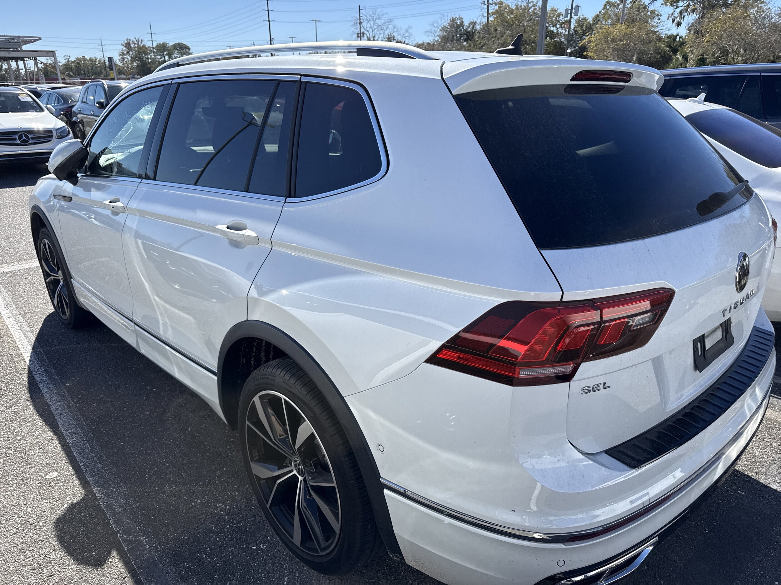 2022 Volkswagen Tiguan SEL Premium R-Line photo 2