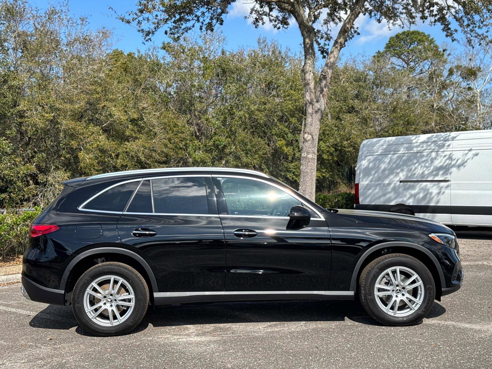 2025 Mercedes Benz GLC 300 photo 2