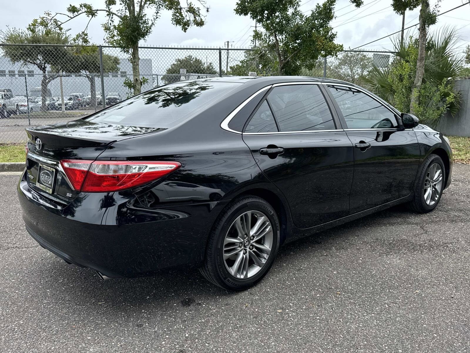 2016 Toyota Camry SE photo 3