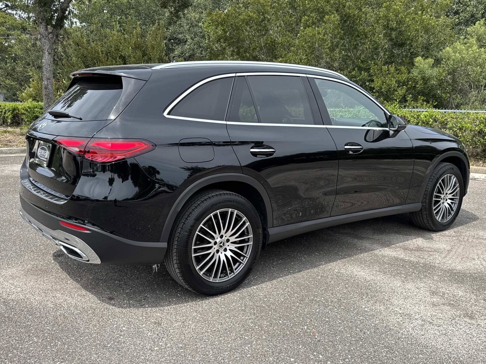 2025 Mercedes Benz GLC 300 photo 2