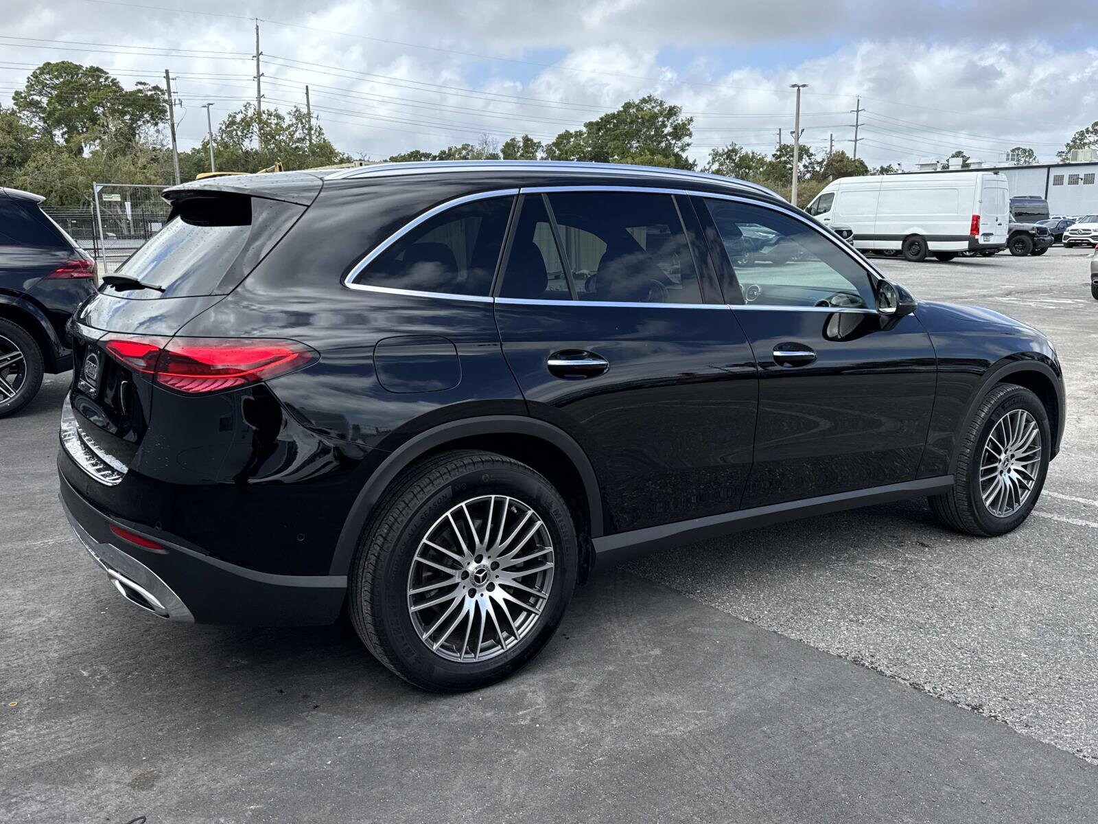 2025 Mercedes Benz GLC 300 photo 3