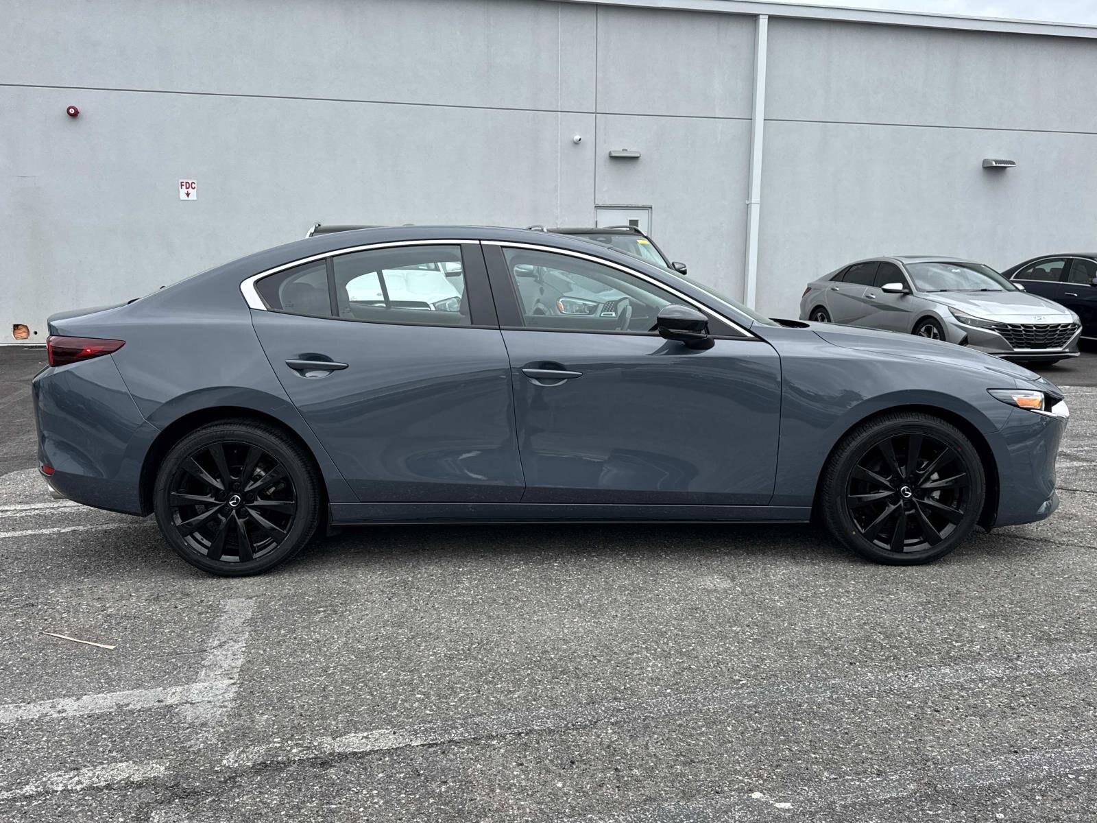 2023 Mazda Mazda3 Sedan 2.5 s Carbon photo 2