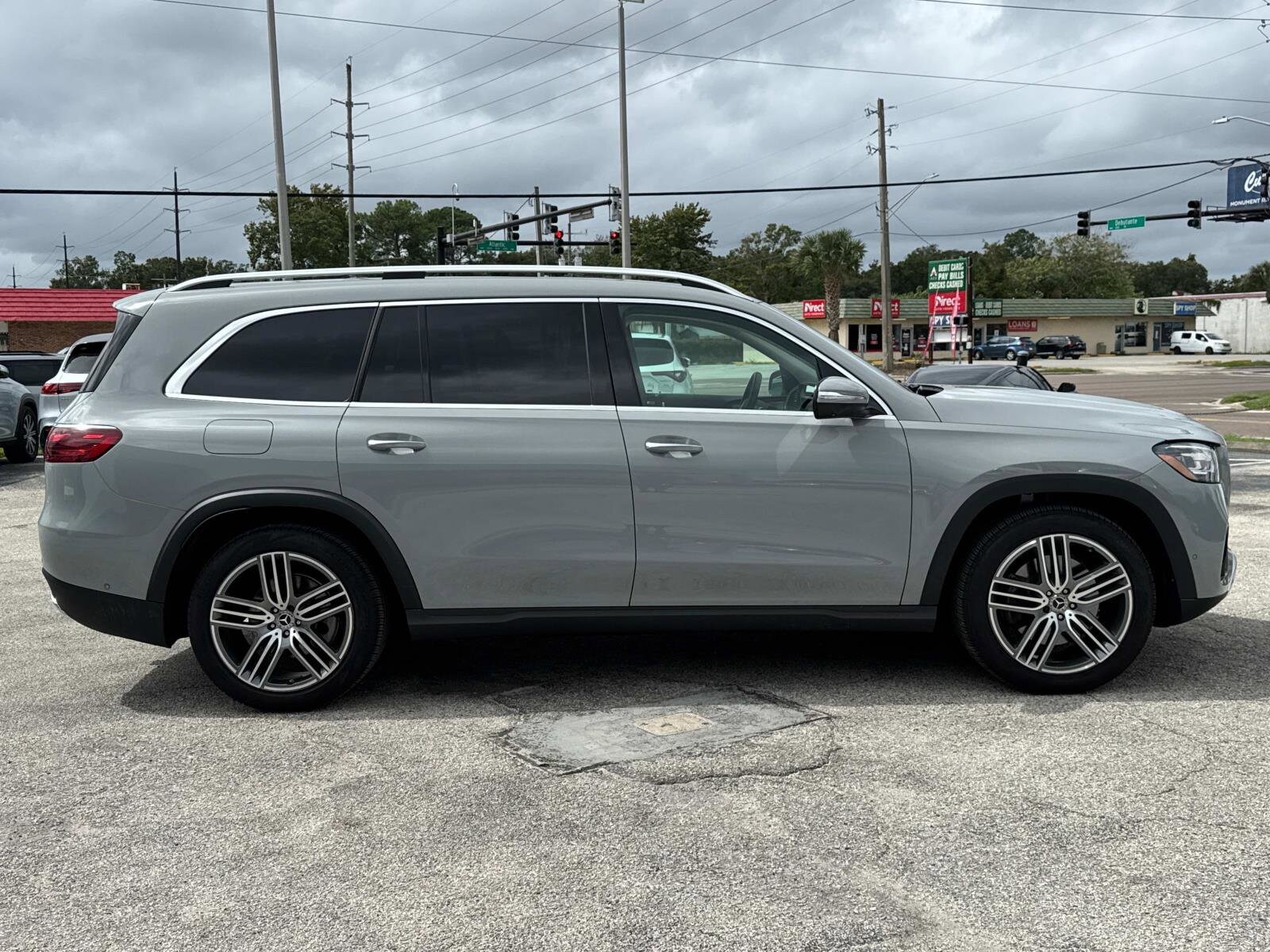 2024 Mercedes Benz GLS 450 4MATIC photo 2