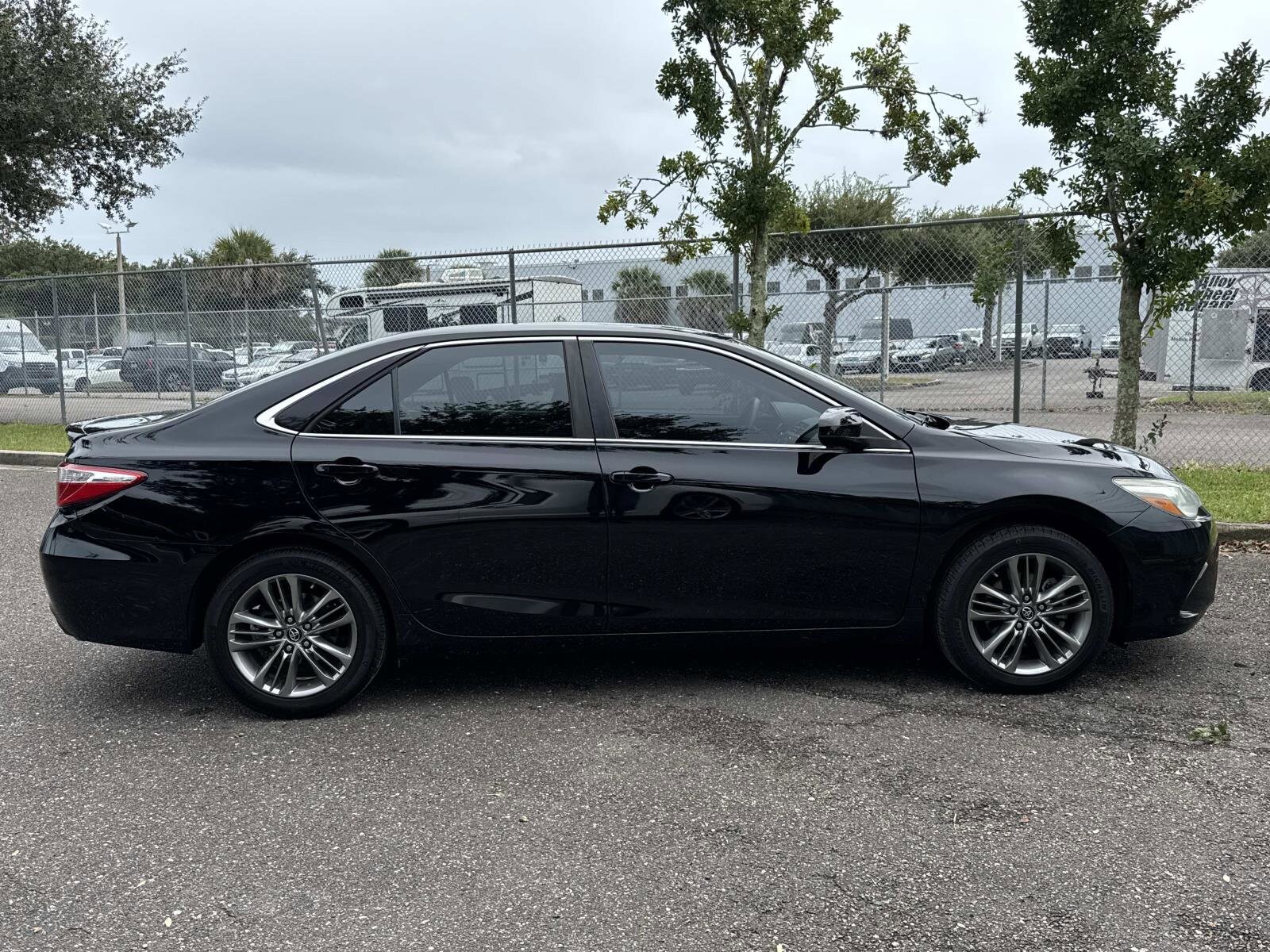2016 Toyota Camry SE photo 2
