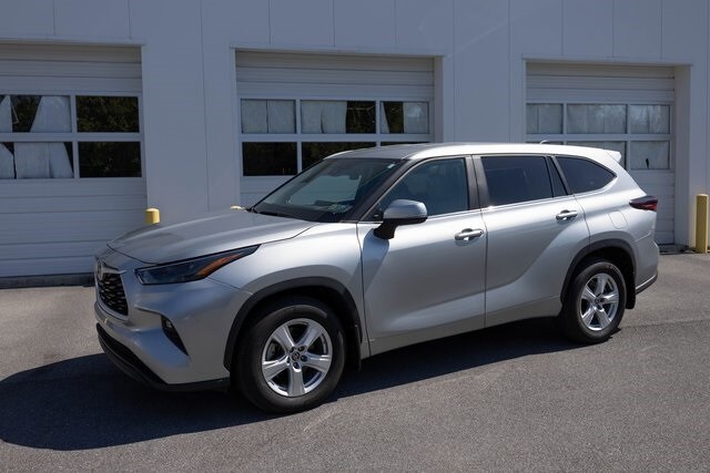 2024 Toyota Highlander LE photo 4