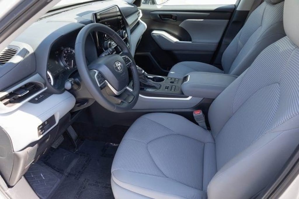 Used 2024 Toyota Highlander LE SUV