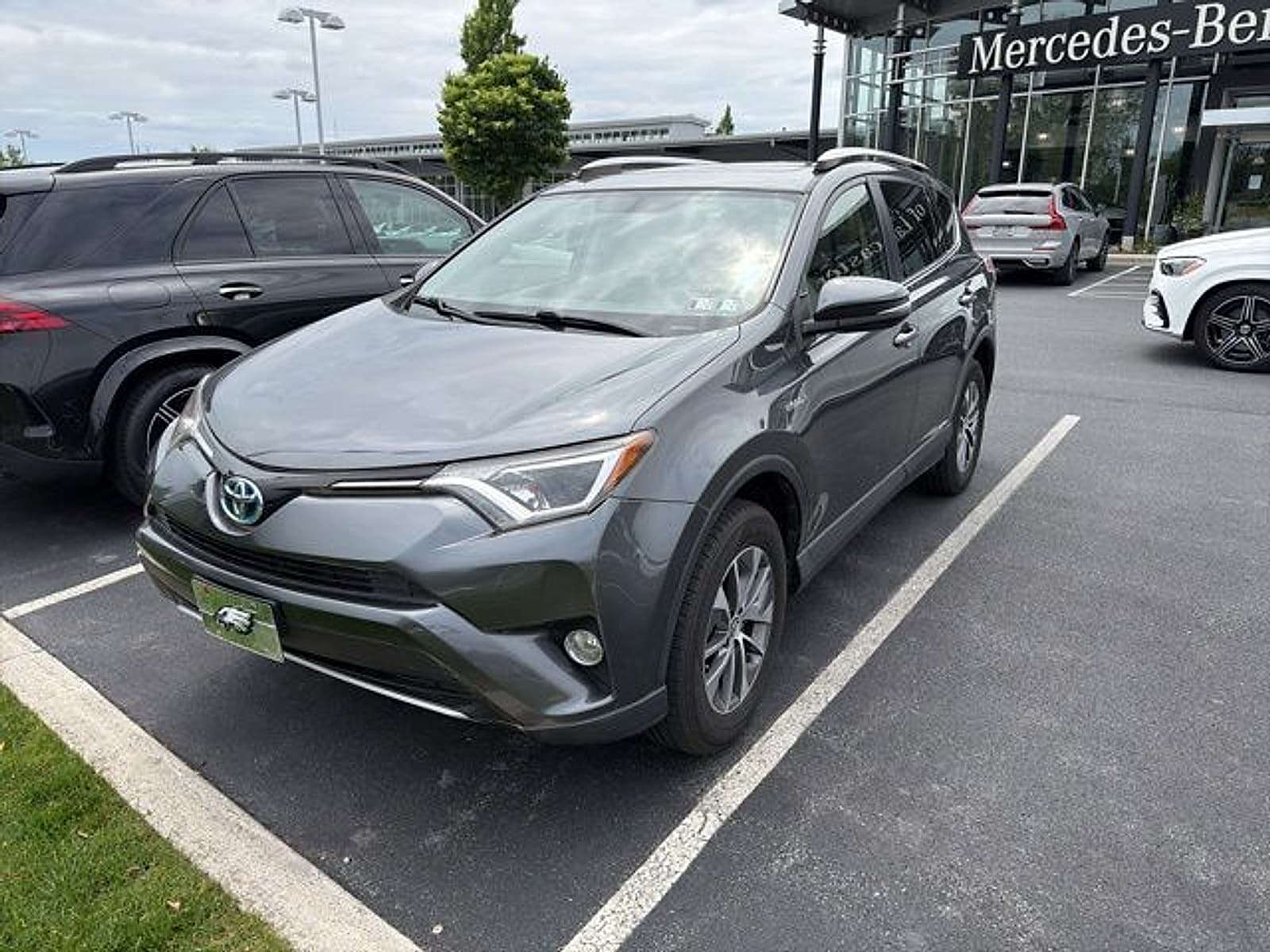 2016 Toyota RAV4 Hybrid XLE AWD's photo