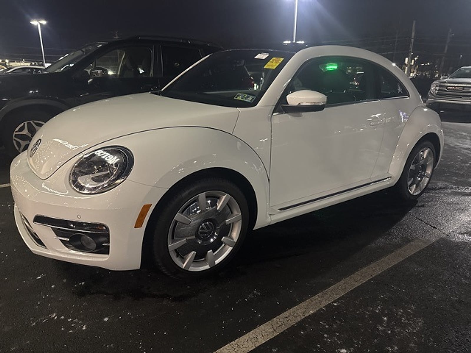 2019 Volkswagen Beetle SE's photo
