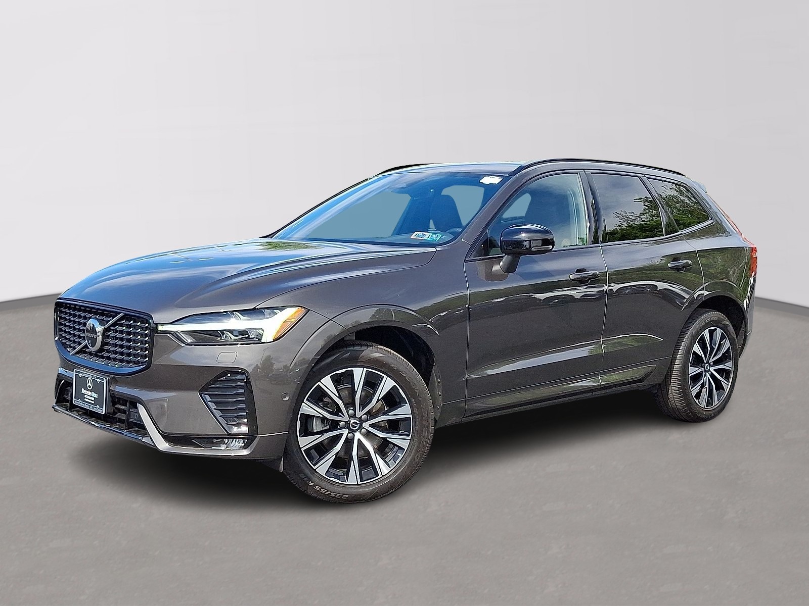 2024 Volvo XC60 B5 Plus Dark Theme AWD's photo