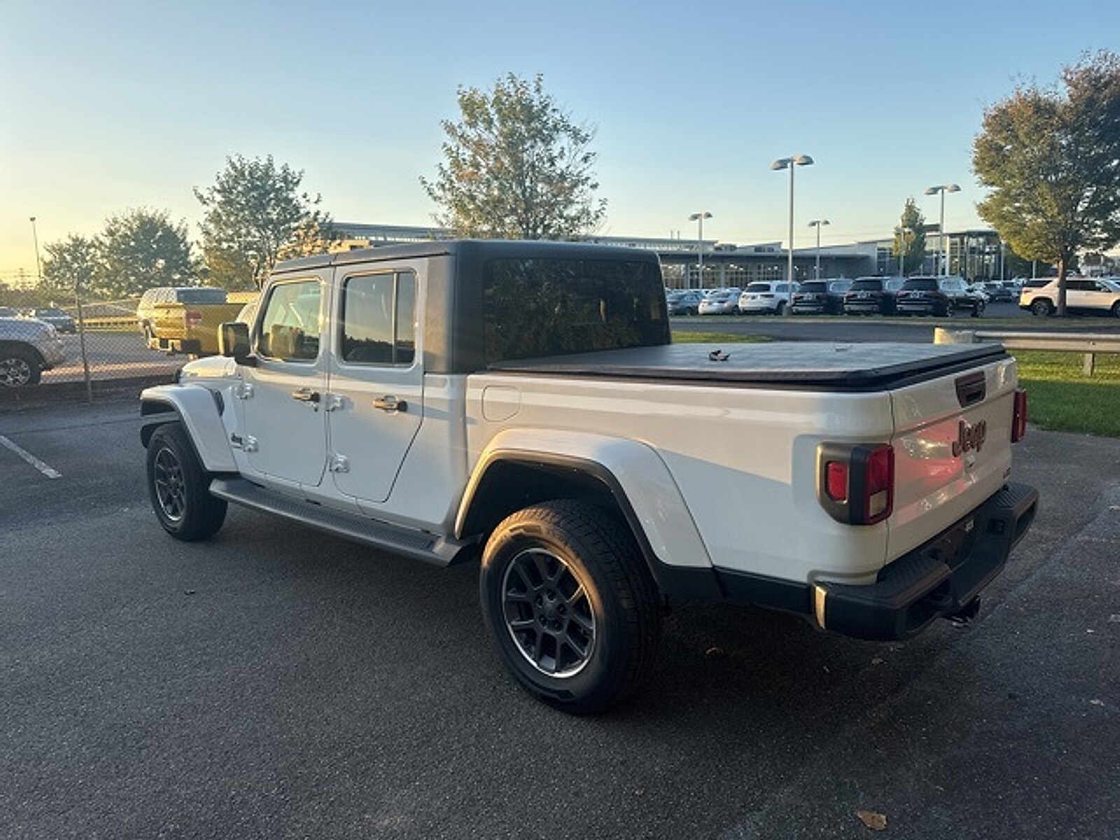 2022 Jeep Gladiator Overland photo 2