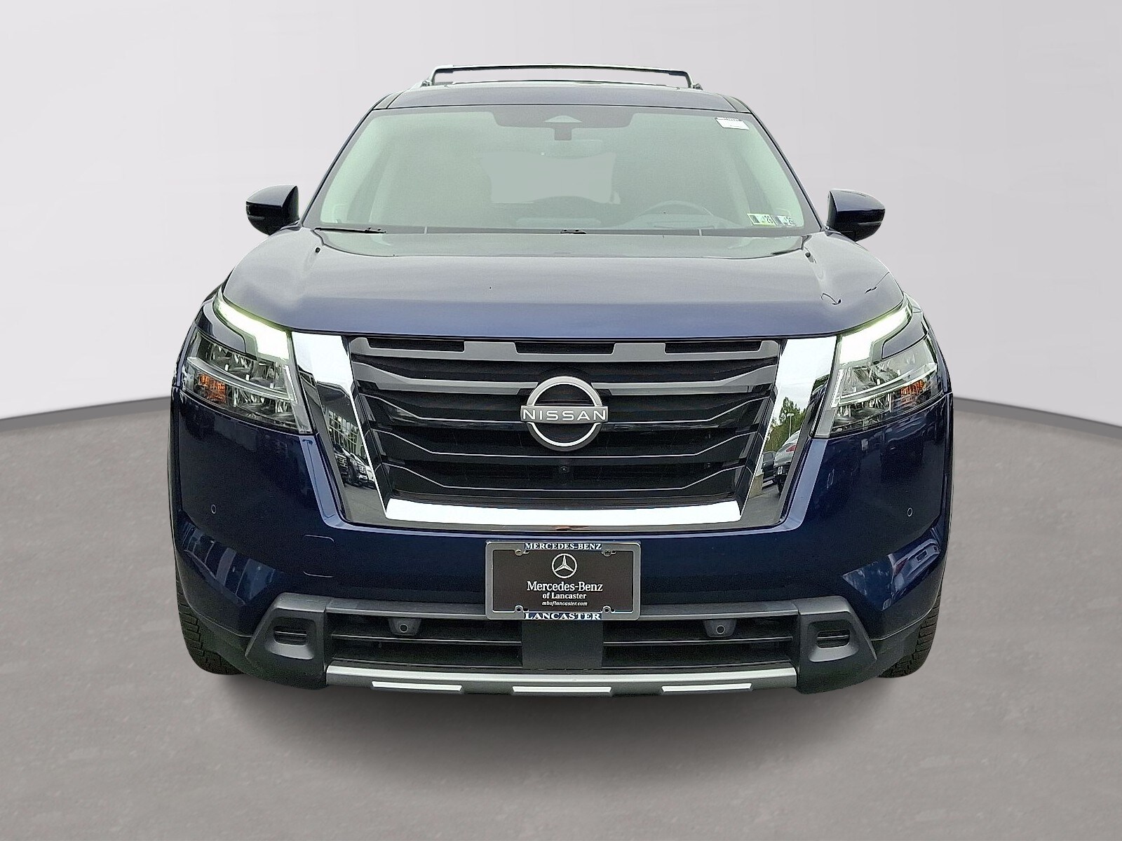 2023 Nissan Pathfinder Platinum photo 2