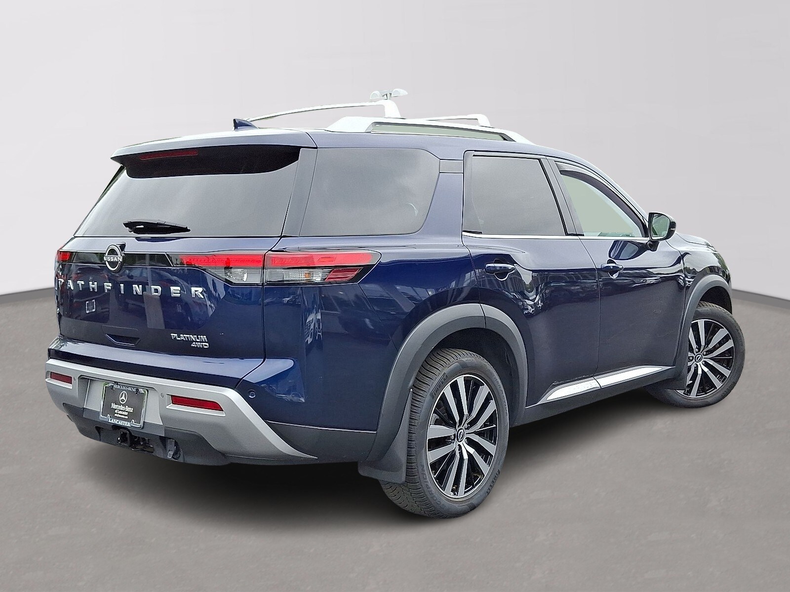 2023 Nissan Pathfinder Platinum photo 4