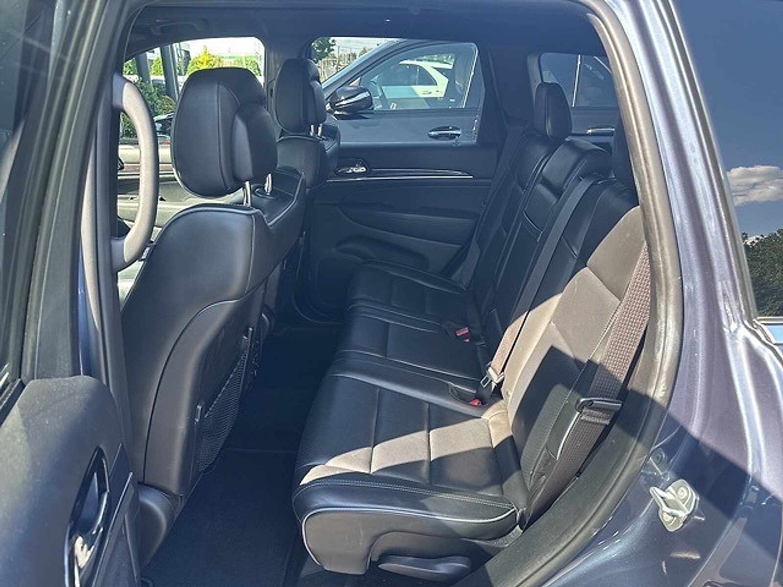 2020 Jeep Grand Cherokee Overland photo 2