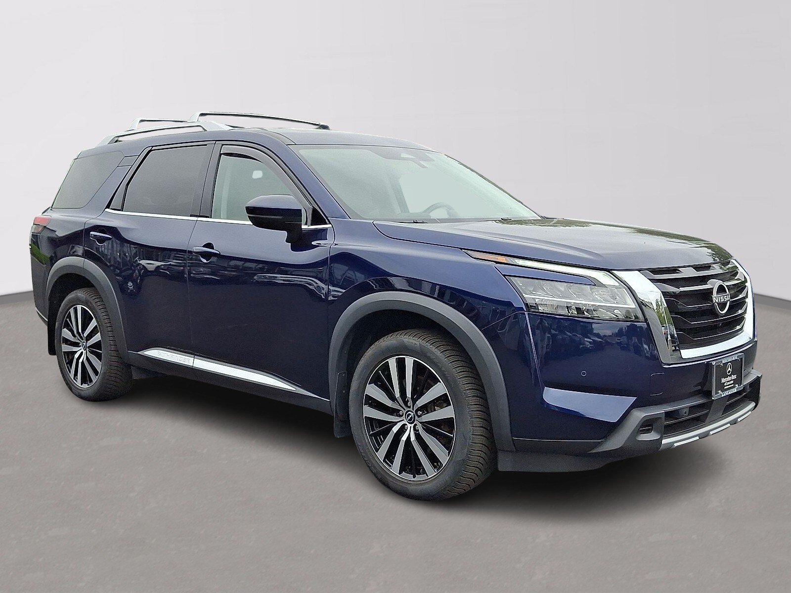 2023 Nissan Pathfinder Platinum photo 3