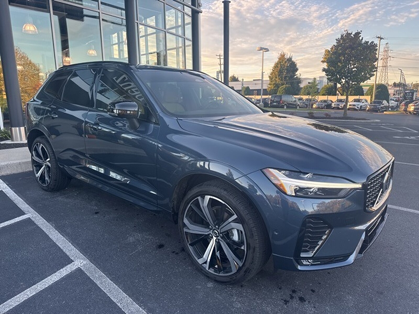 2025 Volvo XC60 B5 photo 4