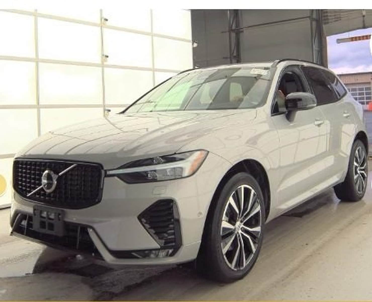 2023 Volvo XC60 Plus's photo